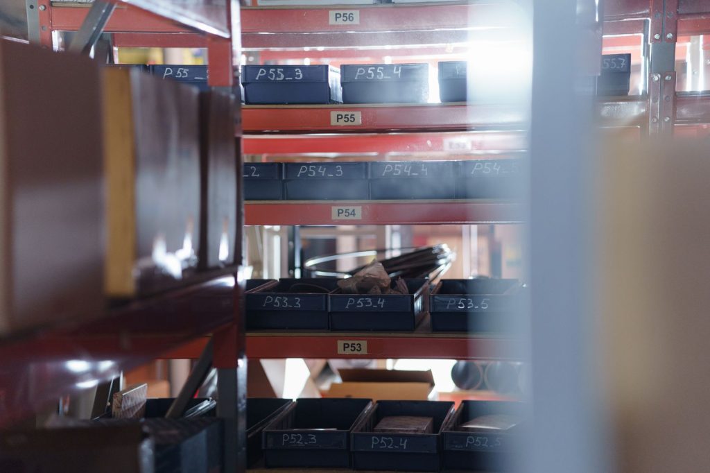 Bacs de rangement transparents et etiquetes empiles sur une etagere