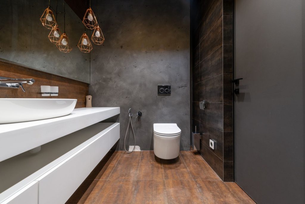 Toilettes suspendues avec baie-support dans une salle de bain moderne