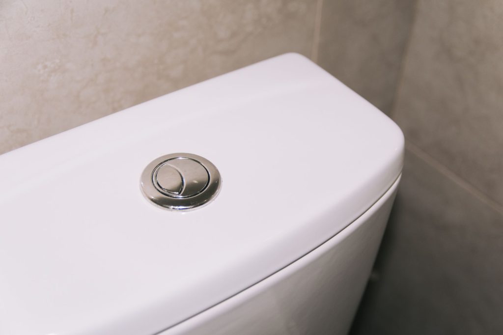 Mecanisme de chasse d’eau demonte pour reparation, clapet et robinet flotteur visibles